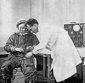Гагарин примеряет костюм космонавта